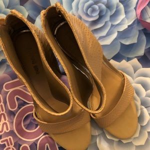 GIANNI BINI DOUBLE BAND TAN HEELS